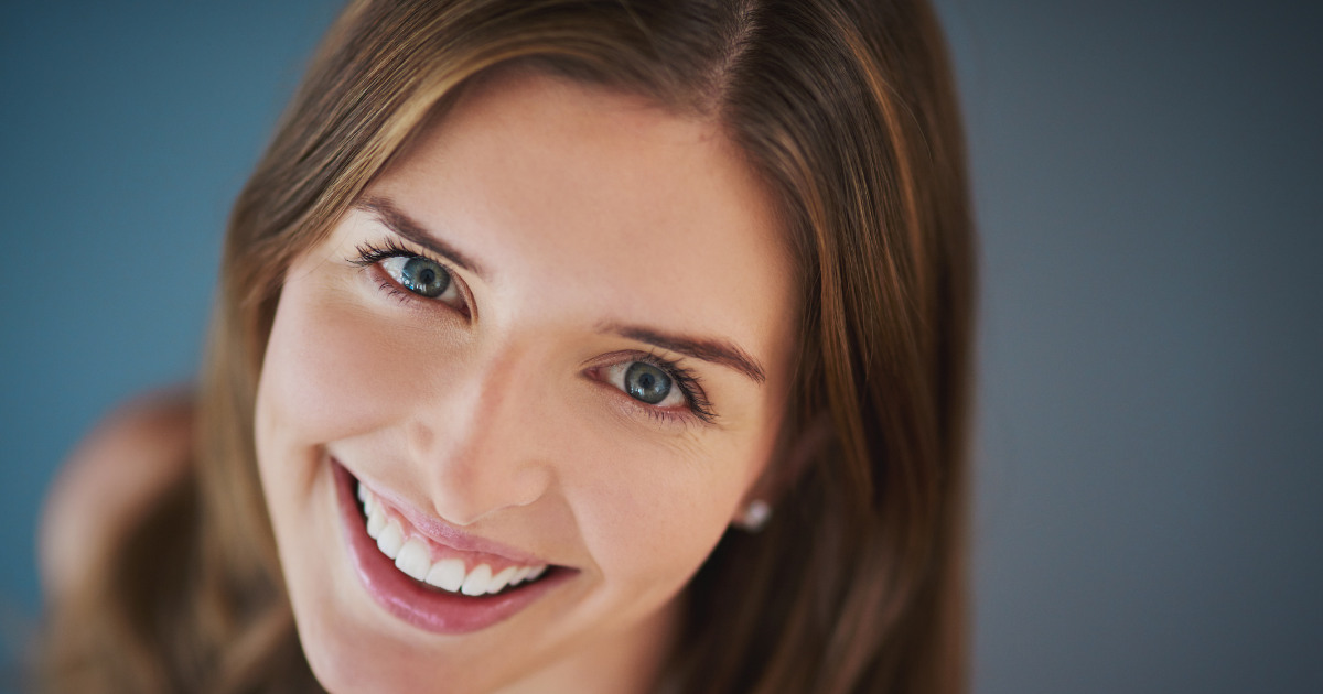 someone smiling with a good view of their eyes woman smiling with a good view of their eyes